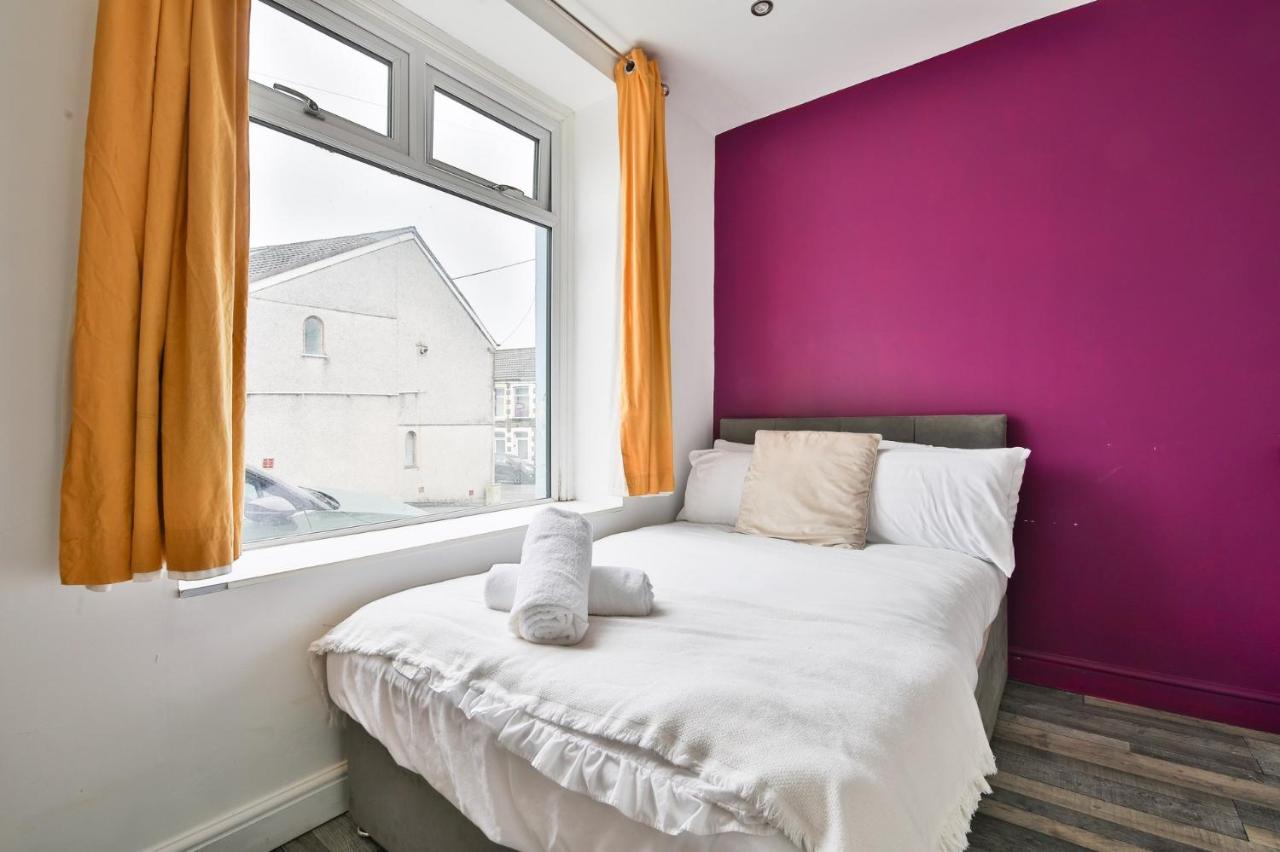 Modern 3-Bed House with Courtyard, Treforest - B&B Pontypridd