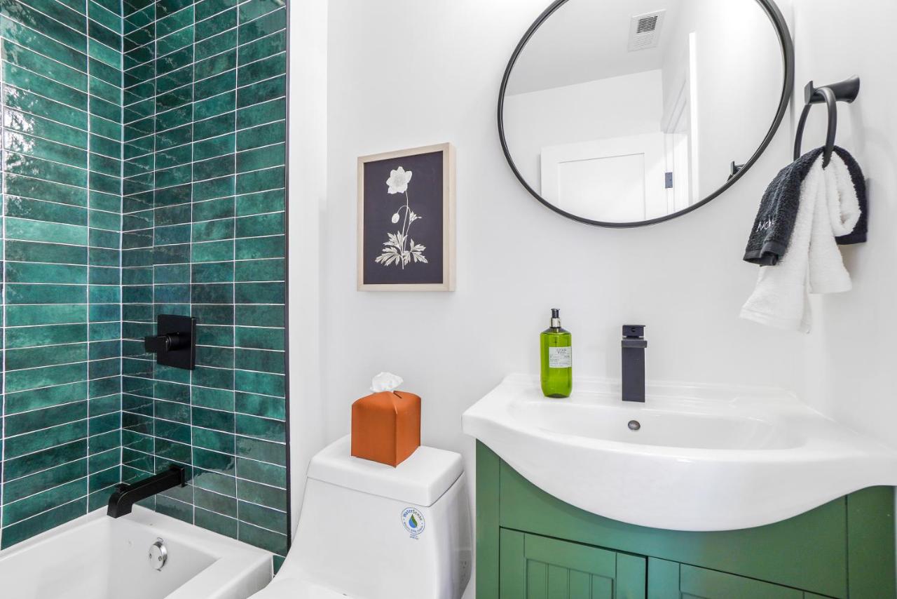 Inner Harbor Home w Private Parking Sleeps 8 - Bed and Breakfast Baltimore