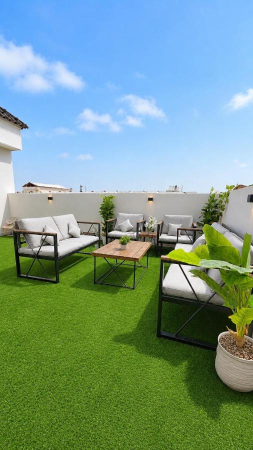 غرفة و صالة مع جلسة خارجية - Tulip Hotel apartments - B&B Dammam