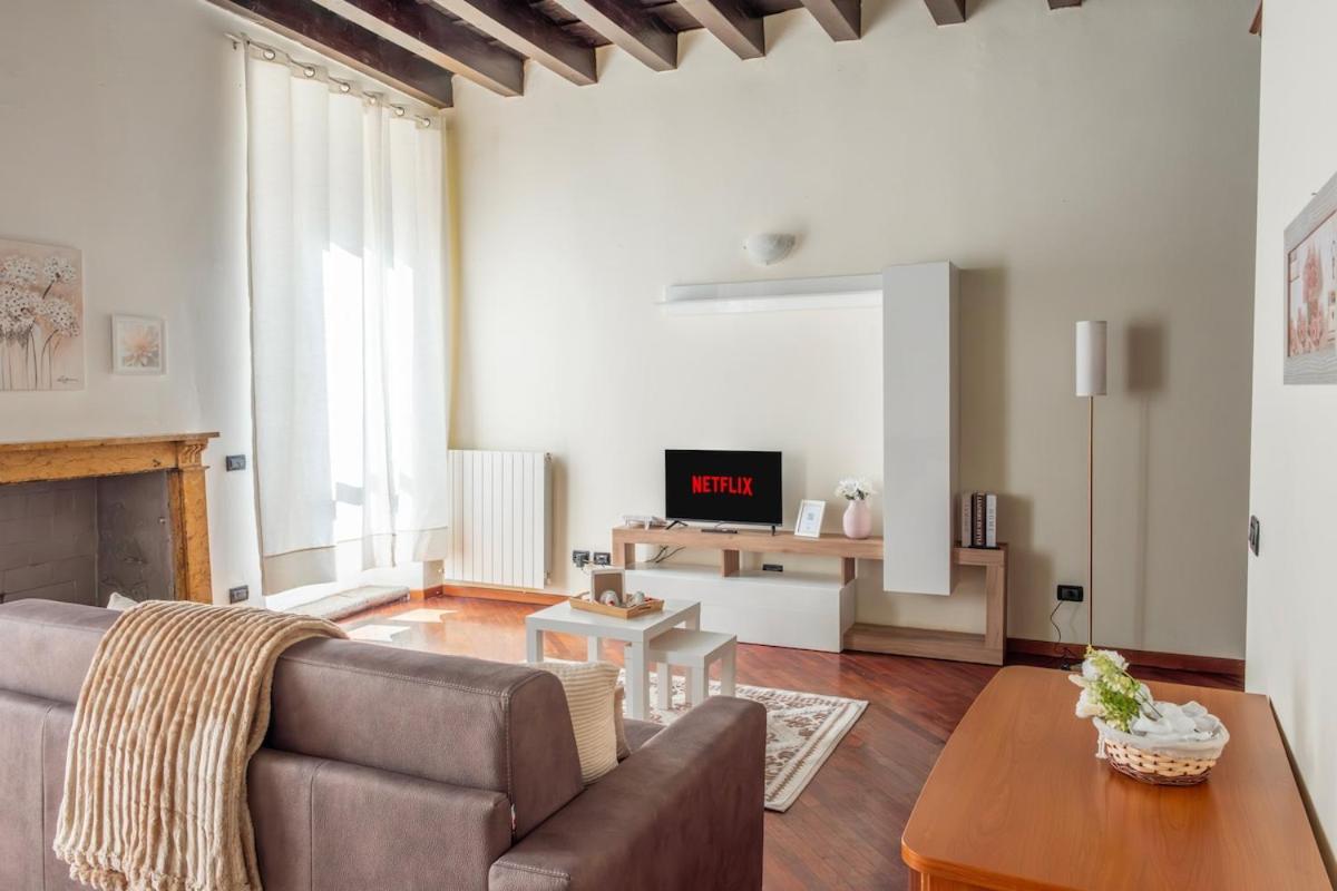 Elegante Bilocale con balcone - Centro Storico - Bed and Breakfast Brescia
