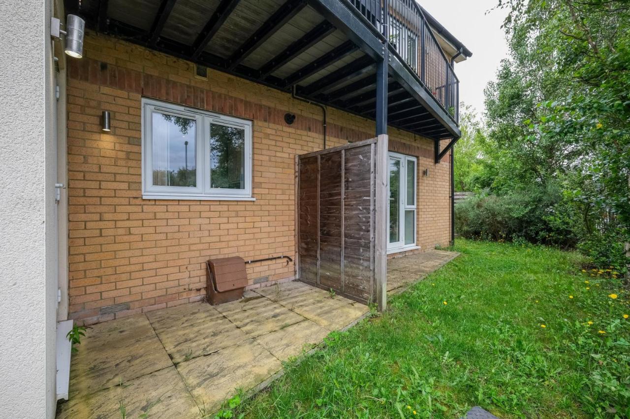 Heathrow Living 2BDR 2BA Apt by 360 Stays - Apt 02 - Bed and Breakfast Stanwell