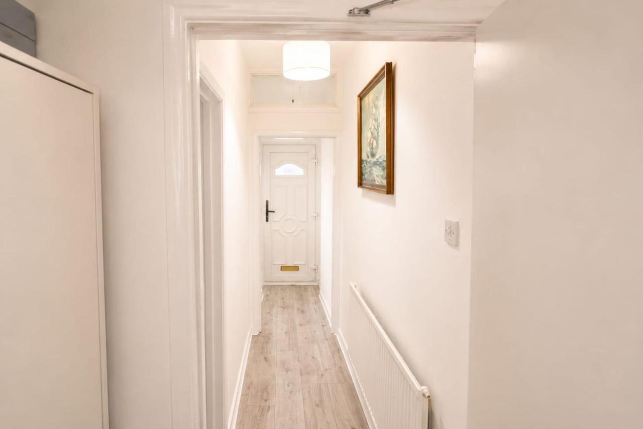 Bright Double Room with Work Desk & Fast Wi-Fi - Bed and Breakfast Wolverhampton