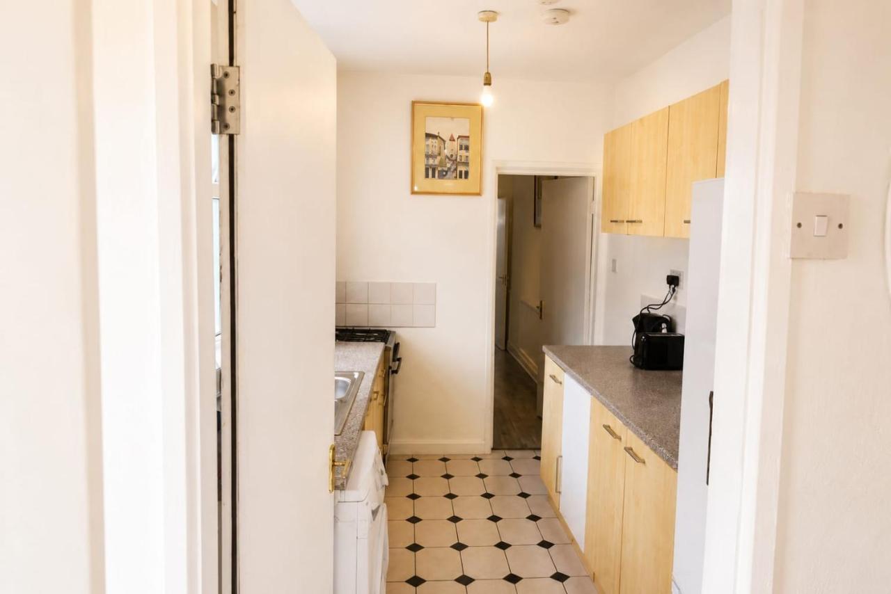 Bright Double Room with Work Desk & Fast Wi-Fi - Bed and Breakfast Wolverhampton