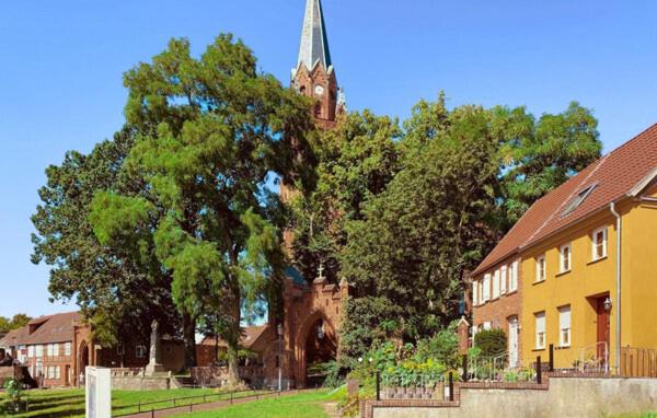 Ferienhaus Irene direkt in der Altstadt von Röbel, an der Müritz, kleine Haustiere herzlich willkommen - Chambres d'hôtes Röbel