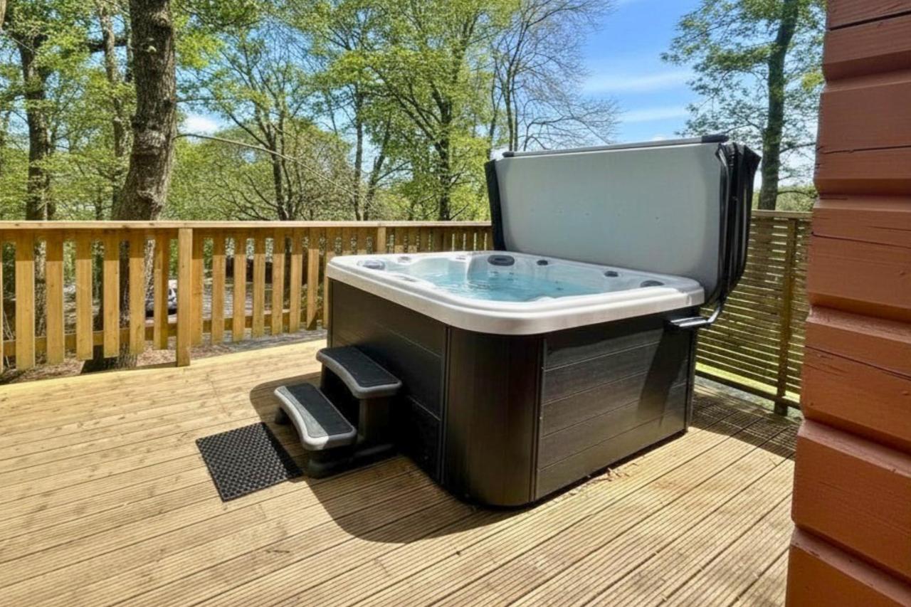 Acorn Lodge for Six with Hot Tub - Devon - B&B Chudleigh