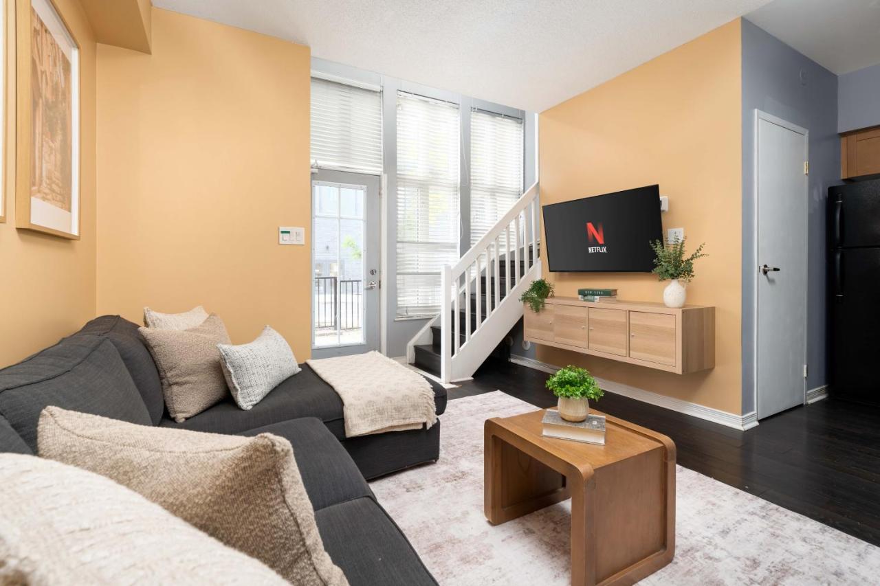 Two Story Loft w 2 beds close to Lakeshore - Ferienwohnung Toronto