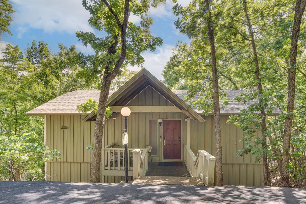 2 Decks, Pool Access! Osage Beach Family Retreat - B&B Osage Beach