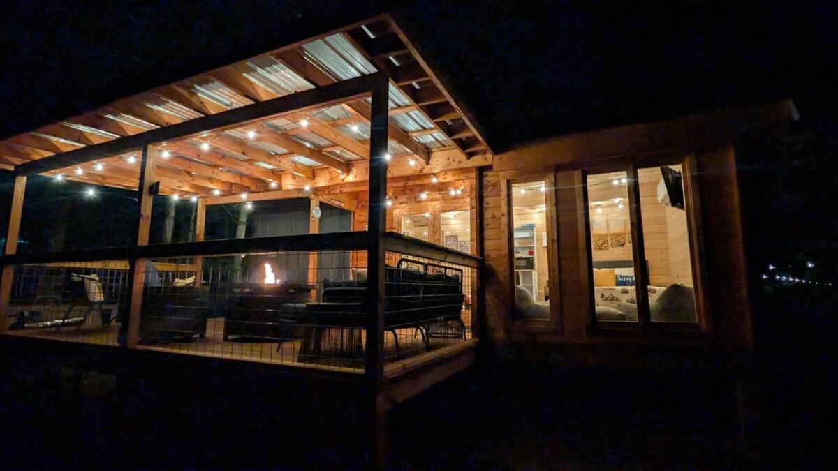 Brand New Cozy Spruce Cabin - Couples Getaway, The Caverns, Waterfalls, Hiking Trails - B&B Coalmont
