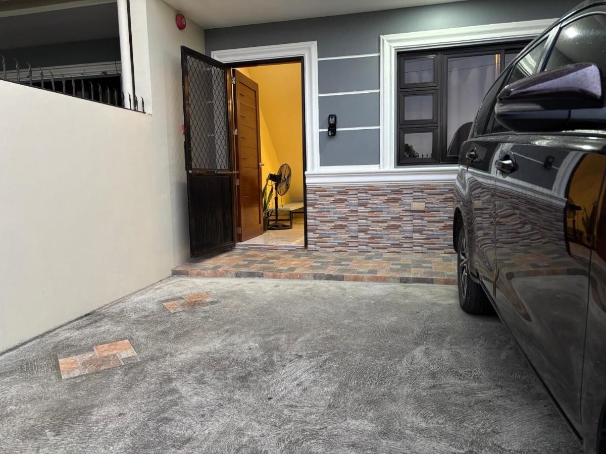 Three Bedrooms Two Storey Home with Parking - Chambres d'hôtes Santa Rosa