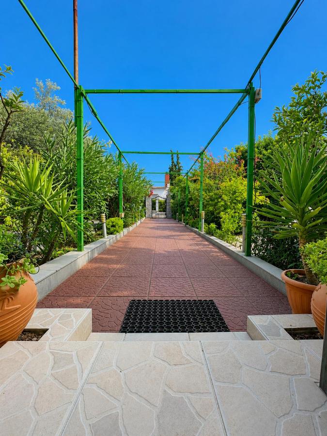 Mediterranean Resort with Garden, 500m from the Sea - Chambres d'hôtes Néa Kallikráteia