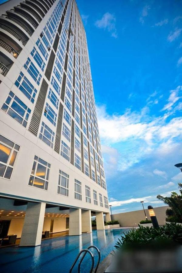 Bright Corner 1BR Suite with City Views at Twin Oaks Place - B&B Manila