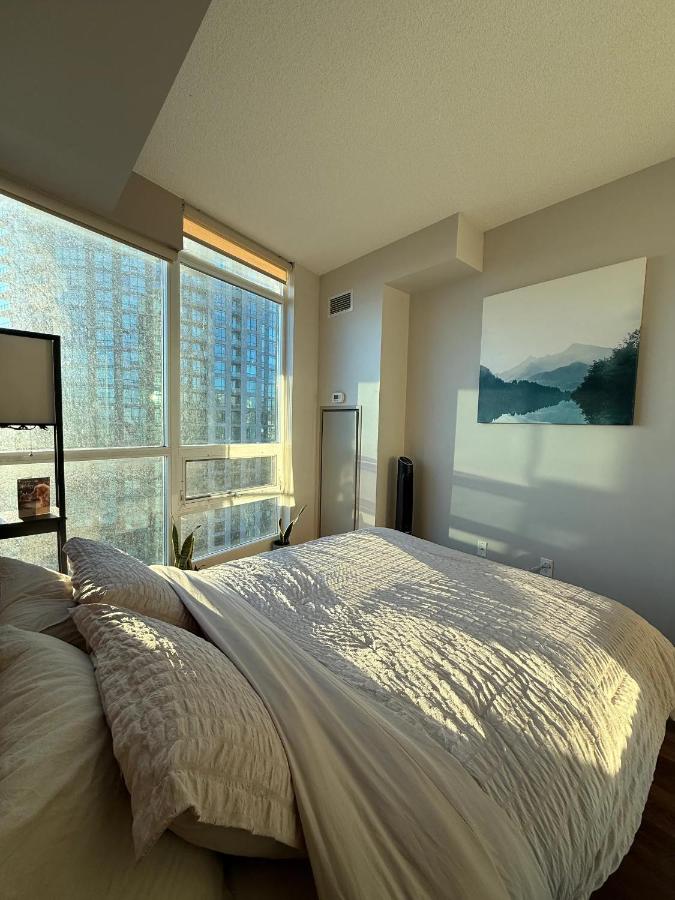 CN Tower Lux Suites - GYM - Pool - Hot Tub - Yoga - Steps to Toronto Stadium & FIFA Fan Fest - B&B Toronto