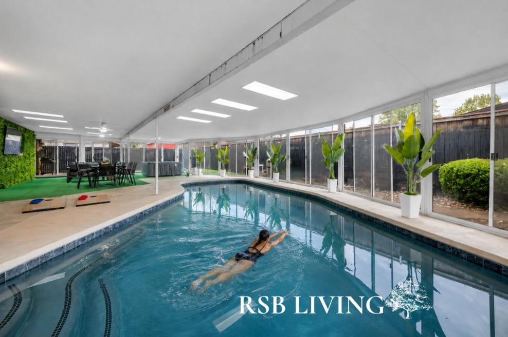 Indoor Pool & Hot Tub Near AT&T Stadium - Chambres d'hôtes Irving
