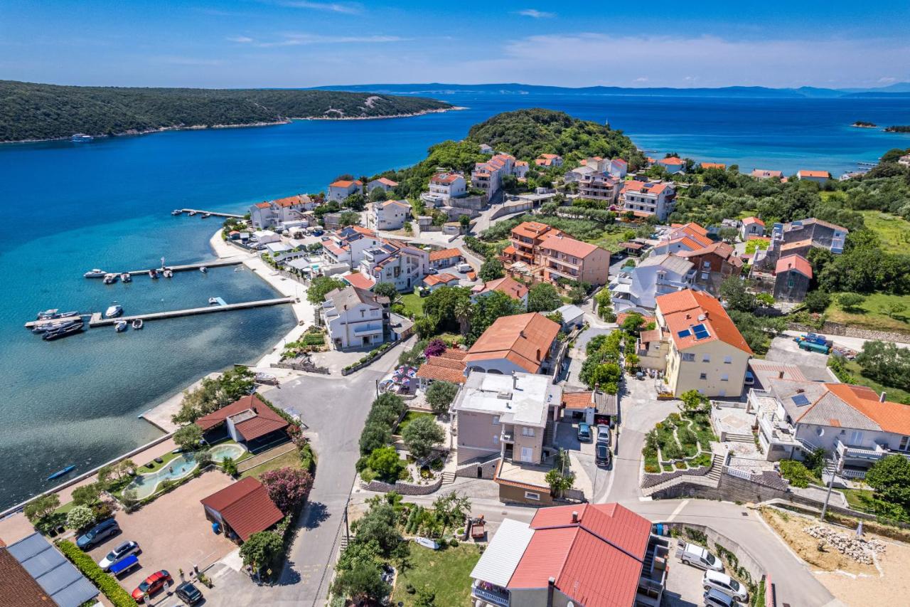 Seafront Family Apartment Una - Sunny Rab Island - Chambres d'hôtes Rab