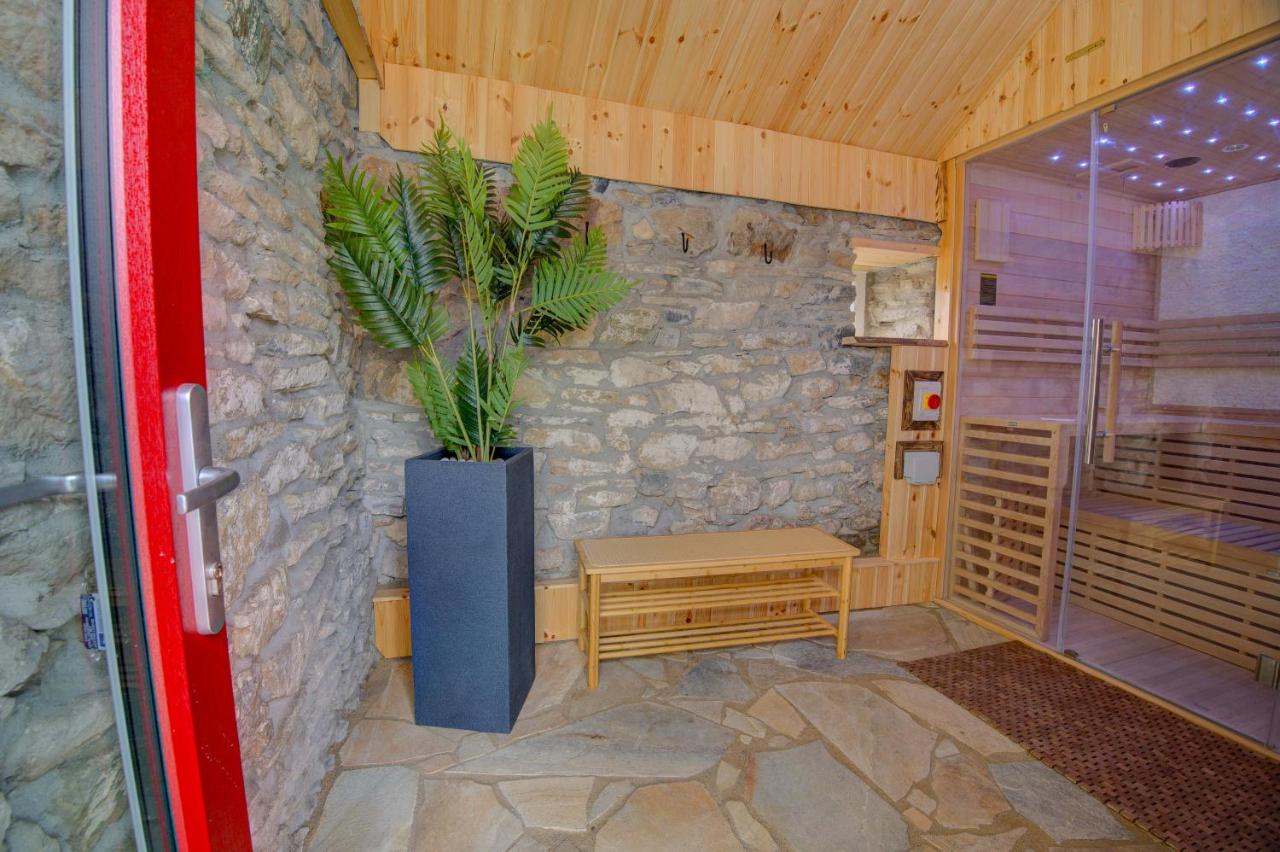 Rae's Cabin, Log Cabin with Hot Tub & Covered Deck, Carrigart - B&B Carrigart
