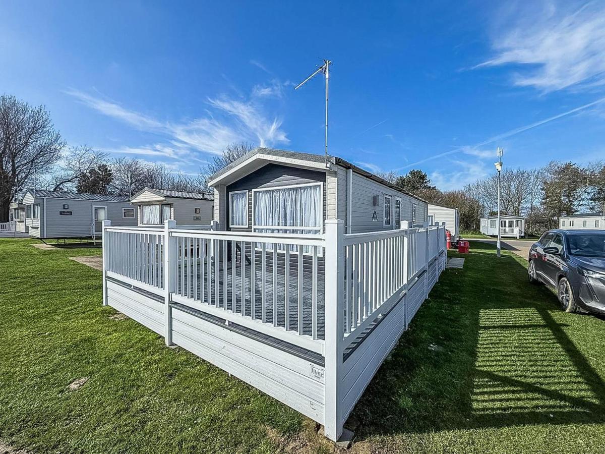 Homely Caravan With Outside Decking At Broadland Sands Ref 20319Bs - Ferienwohnung Hopton