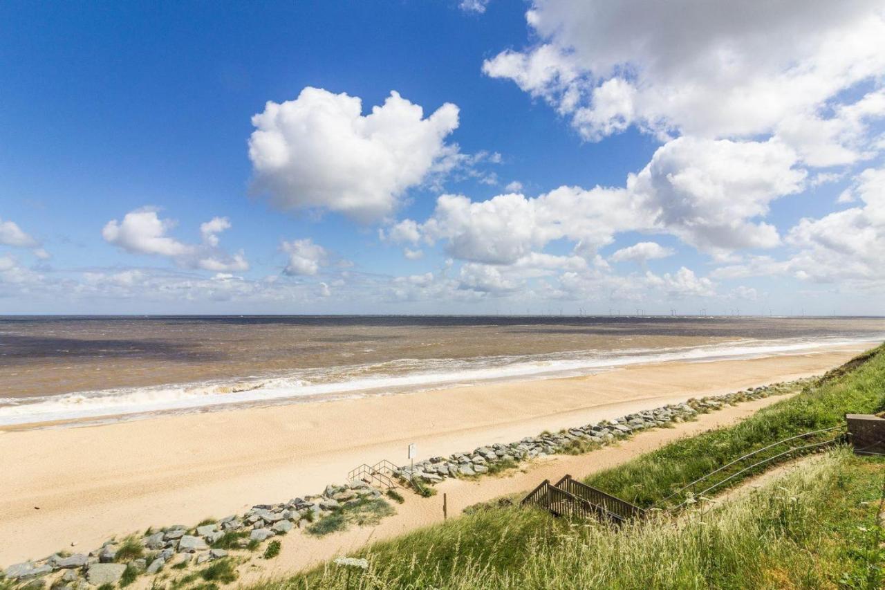 Lovely 6 Berth Caravan With Decking At California Cliffs In Scratby Ref 50027F - B&B Great Yarmouth