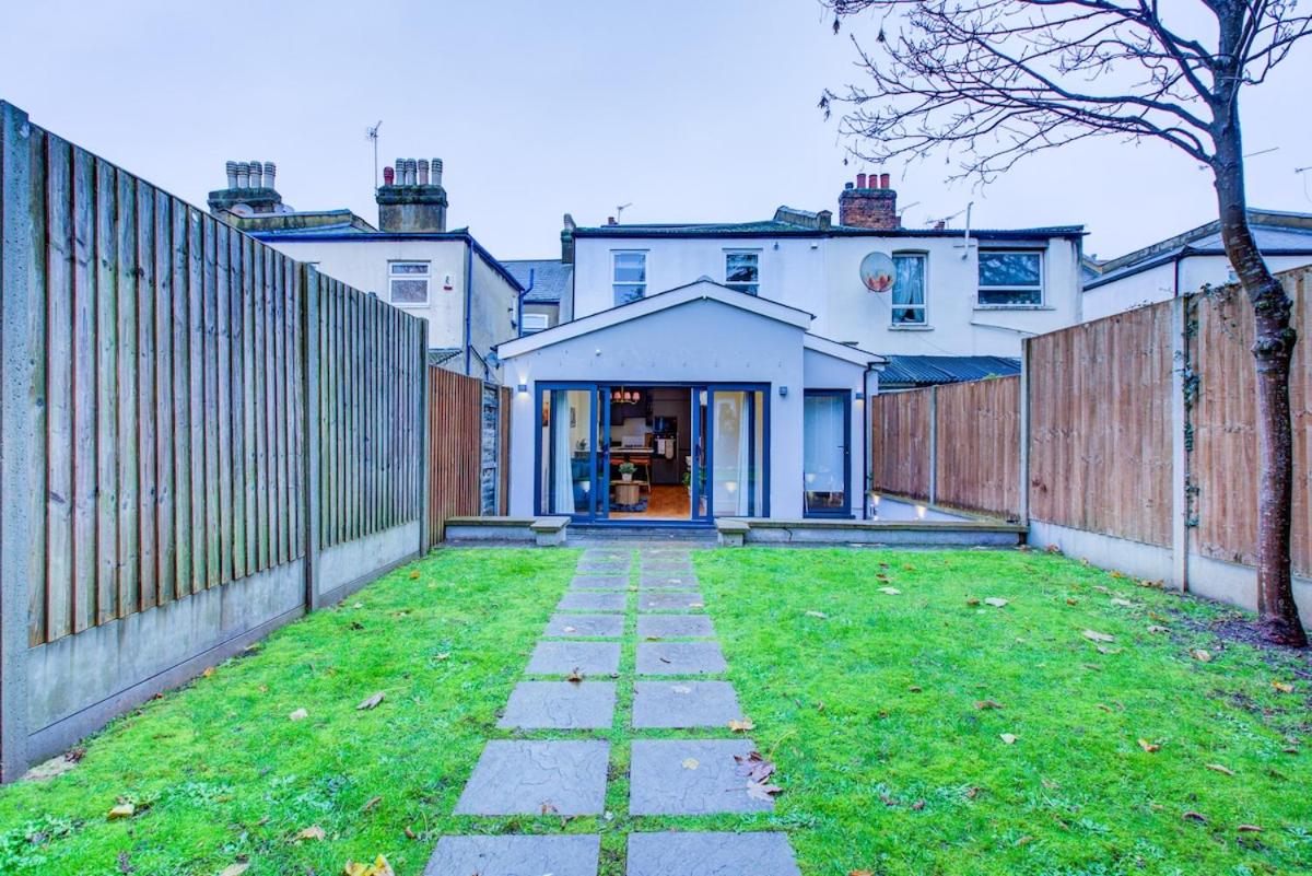 Stylish 2BR 2BA City House Sleeps 5 Central Harrow - Chambres d'hôtes Harrow