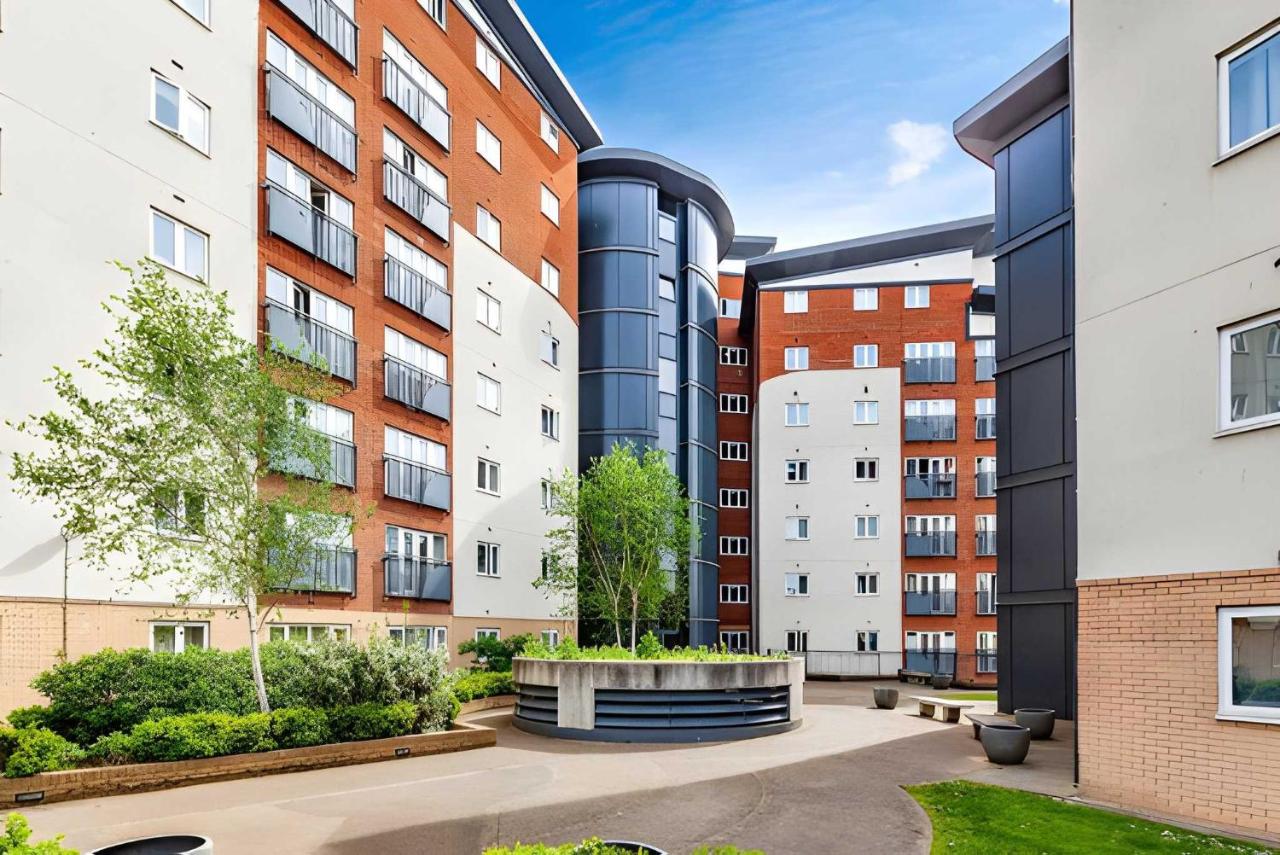 Slough - Bright 1-Bed - Lift Access, Sleeps 4, Free Parking - Chambres d'hôtes Slough