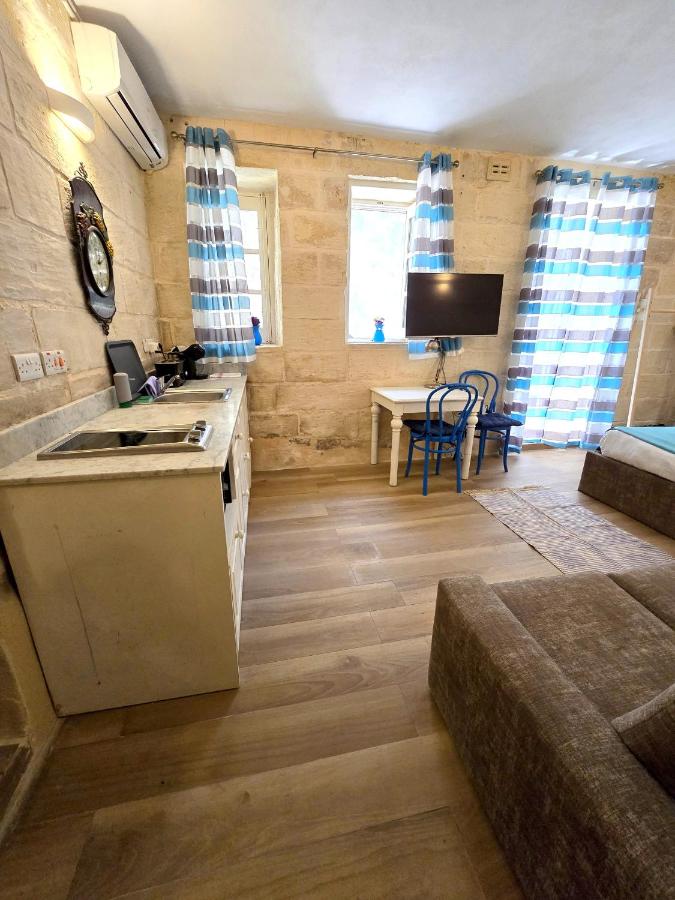 Studio in a traditional guest house, with private yard and shared roof terrace GOTOWN8 - Chambres d'hôtes Sliema