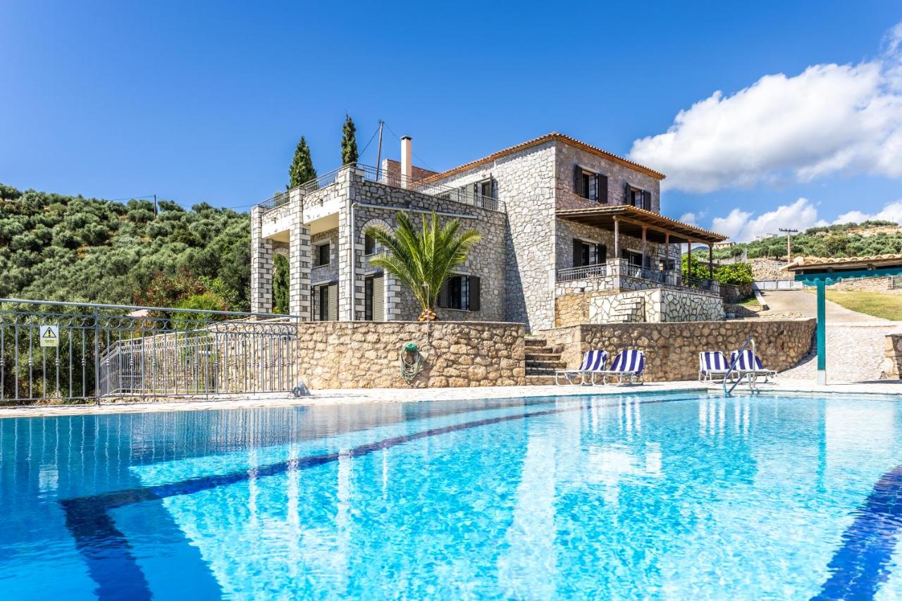 Entire 6 Bed Ensuite Villa - Infinity Pool - B&B Megáli Mantíneia