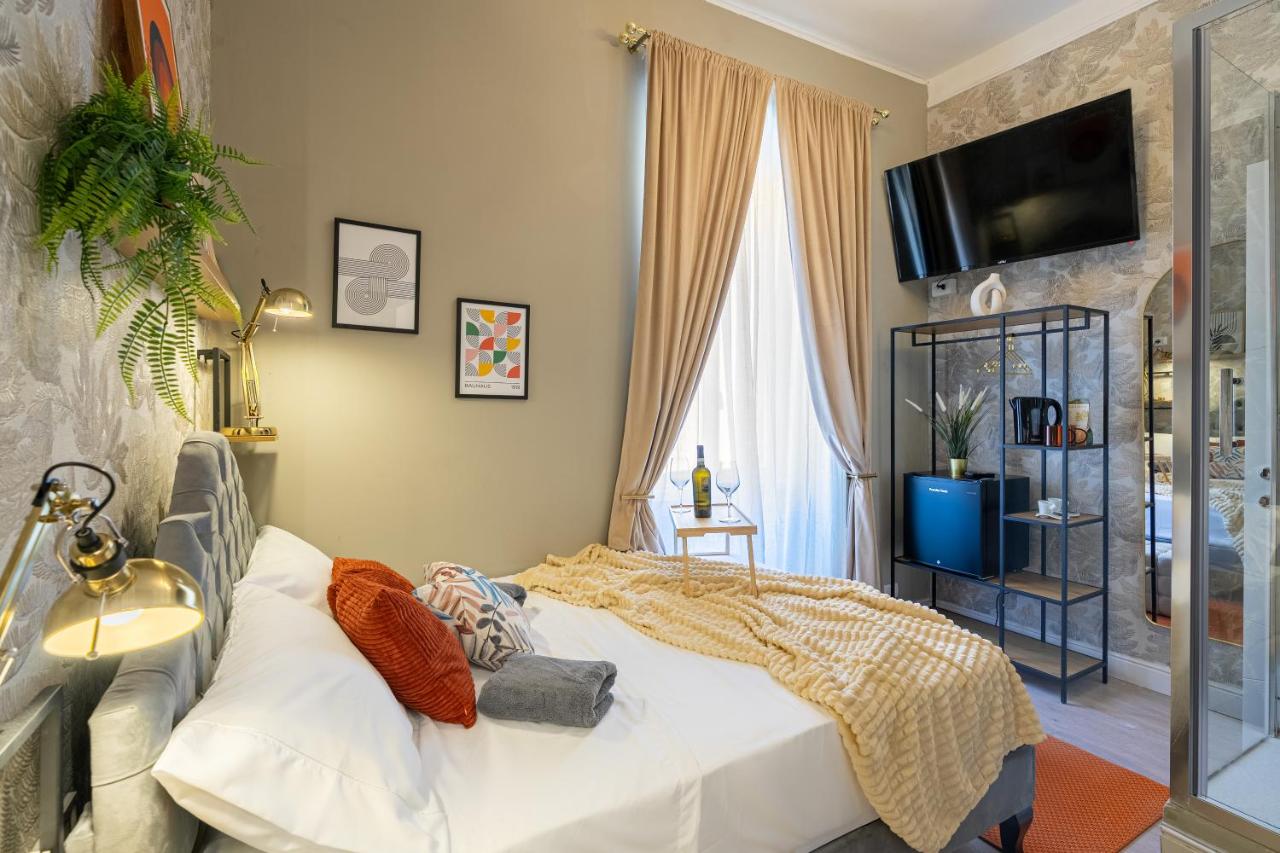 Luxury Stay in Heart of Rome Walk to Colosseum - Chambres d'hôtes Rome