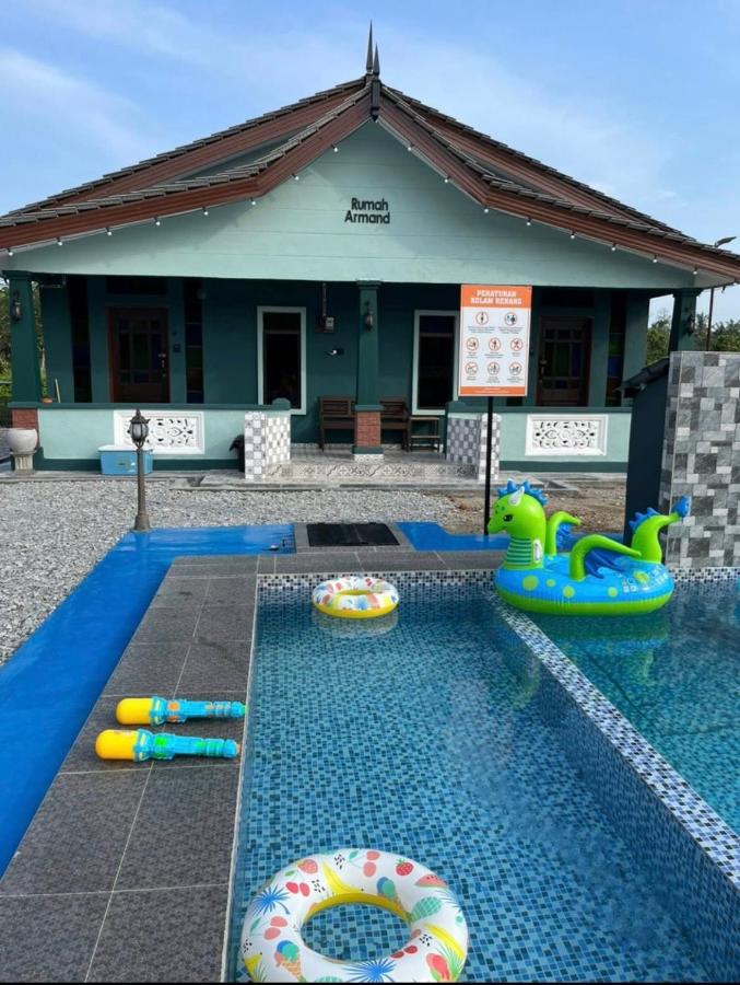 Rumah Armand Studio Family with Swimming Pool Pengkalan Balak Tg Bidara Masjid Tanah Melaka - Chambres d'hôtes Kampung Ayer Hitam Ulu