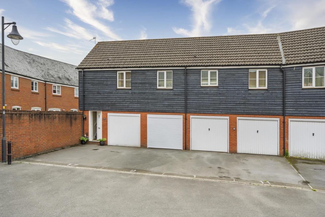 Stylish 2-Bed Coach House Near Cotswold Lakes - B&B Swindon