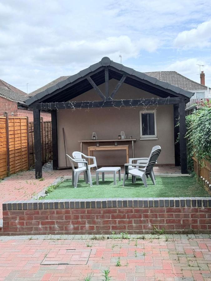 CosyHome in West Midlands Sleeps 9 Driveway Free Parking Garden PrimeLocation - B&B Coventry
