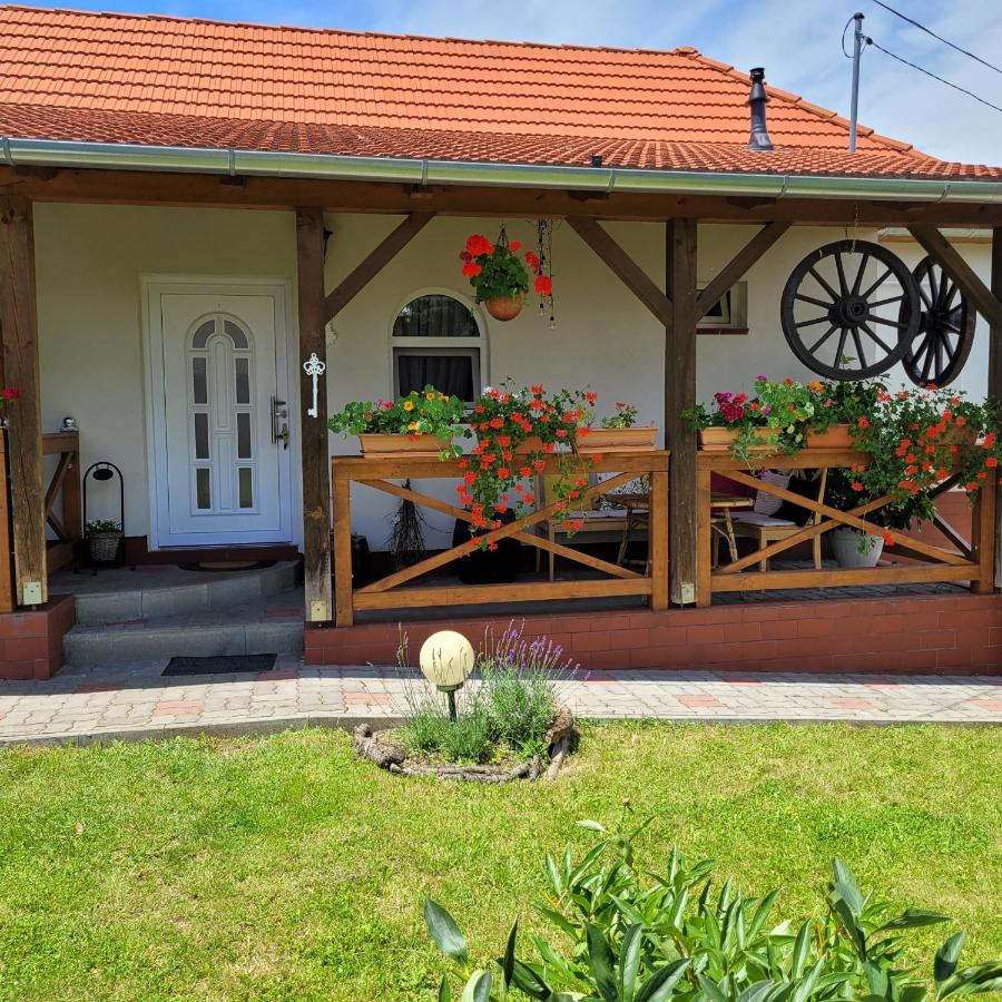 Dom Manipura-zatrzymaj się i odpocznij w ciszy i zieleni - Chambres d'hôtes Muraszemenye