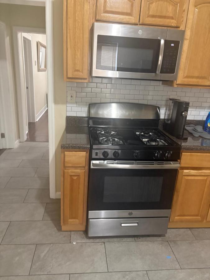 Rest Assured 3 bedroom near airport - Ferienwohnung Newark