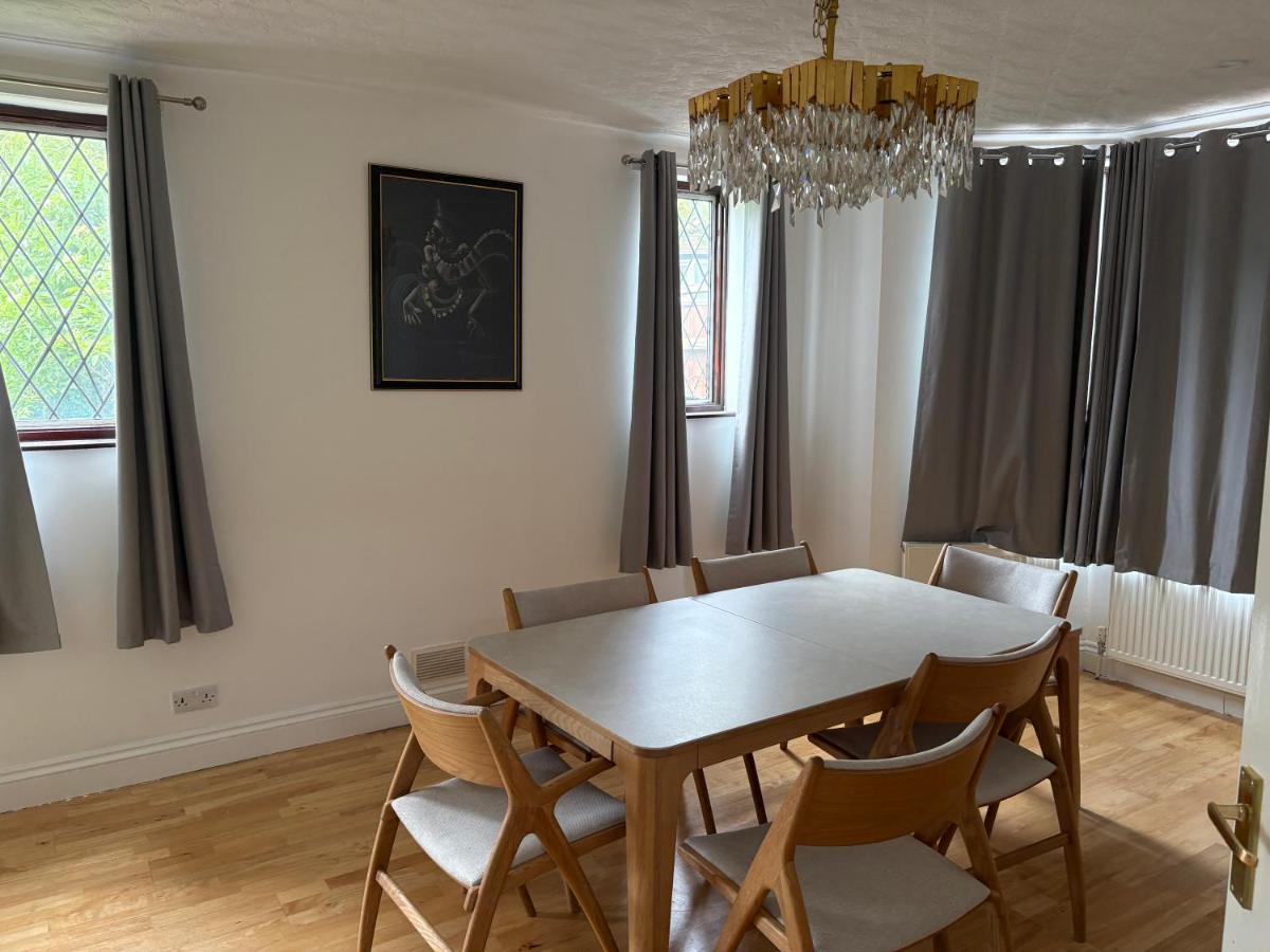Lovely detached house - B&B Hendon