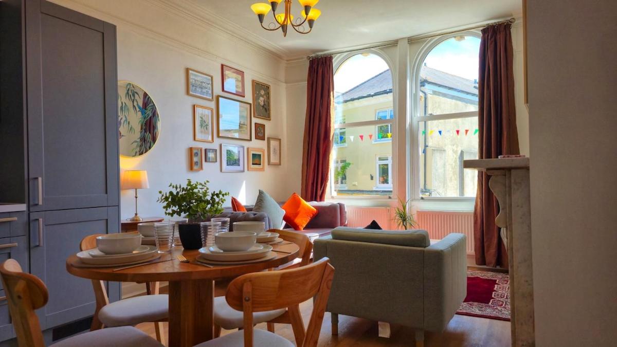 Chic Salisbury City Centre 2-Bedroom Serviced Accommodation-Apartment, Near Train station - Tirgo Collection - Ferienwohnung Salisbury