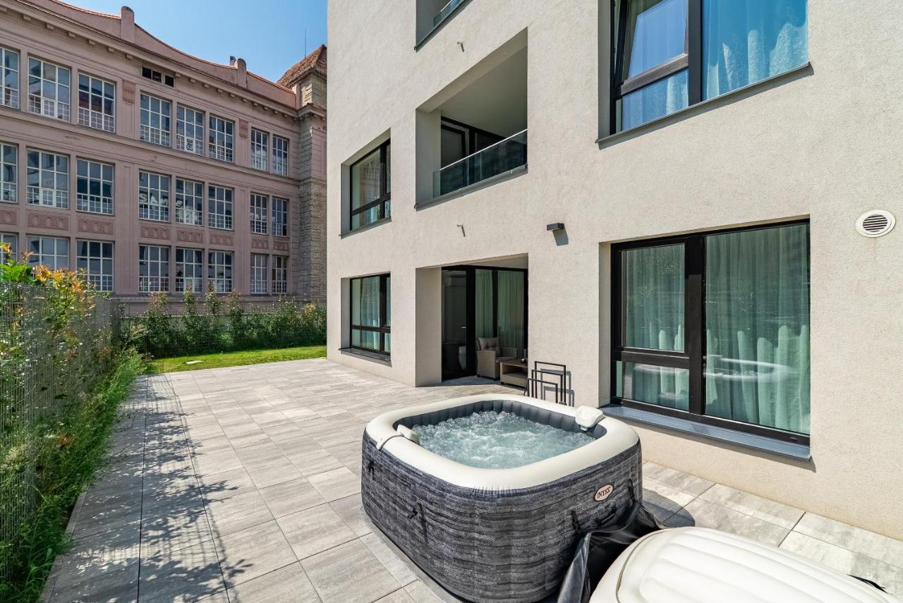 Fabulous Apartment with Terrace & Free Parking - Bed and Breakfast Bratislava
