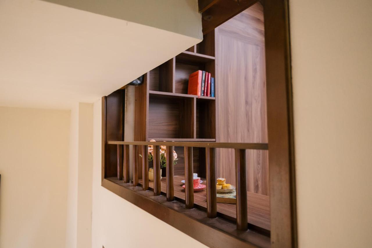Spacious APT In Center featuring several distinct BRs - Bedroom w TWIN-Superking beds -Share living room, kitchen & gym - Chambres d'hôtes Hanoï