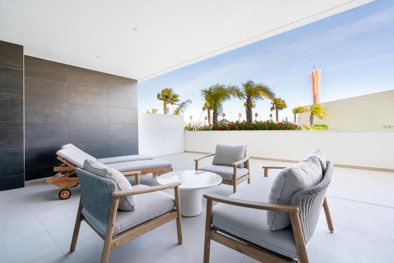 Bikini Bottom Residence - Modern Poolside Escape - Bed and Breakfast Lagos
