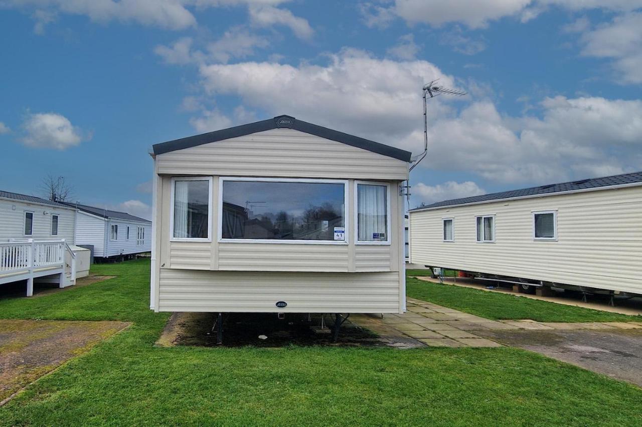 8 Berth Caravan For Hire At Manor Park Near To A Great Beach Ref 23041C - Chambres d'hôtes Hunstanton