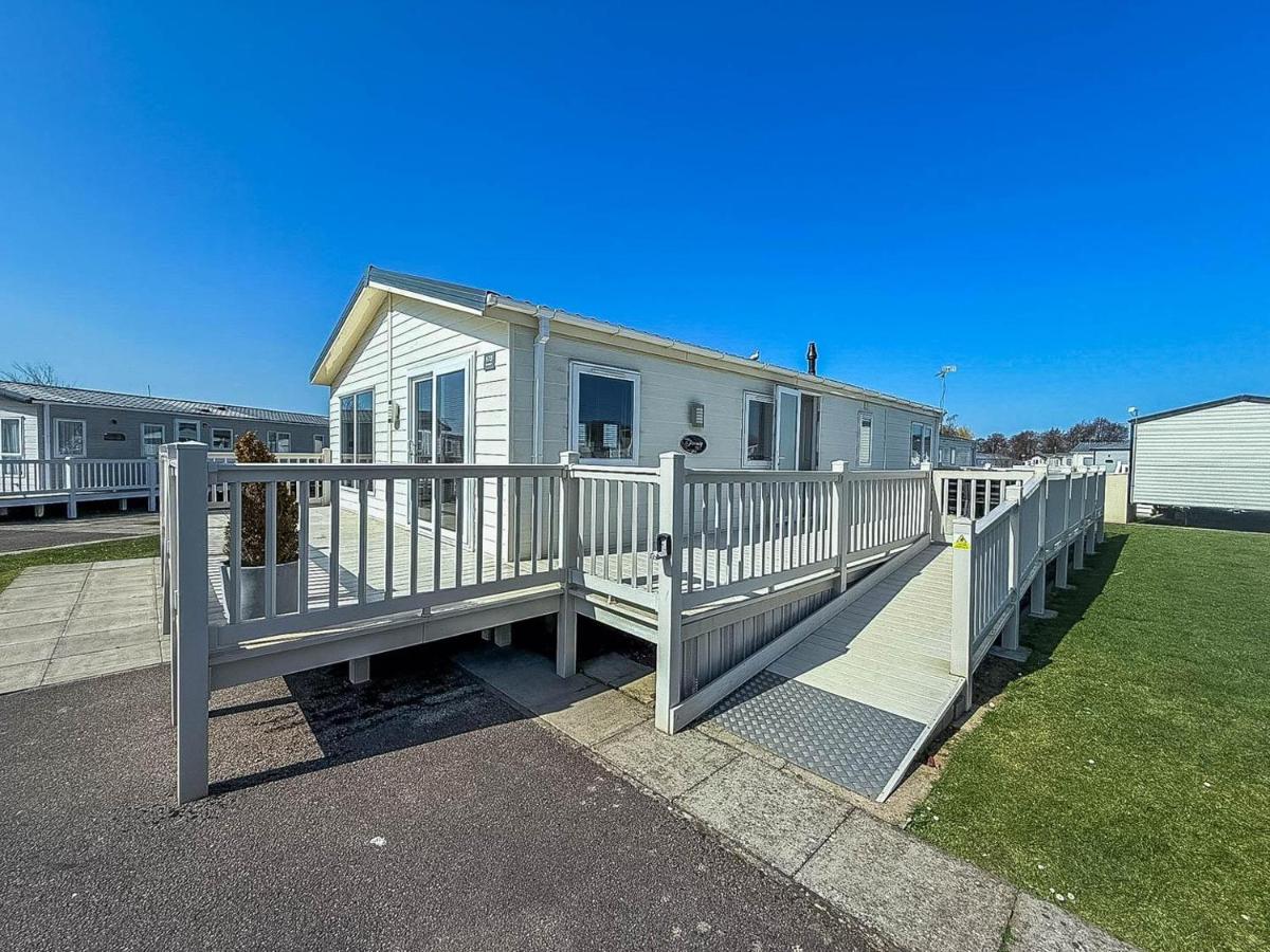 Stunning 4 Berth Lodge With Decking At Manor Park In Hunstanton Ref 23173K - B&B Hunstanton