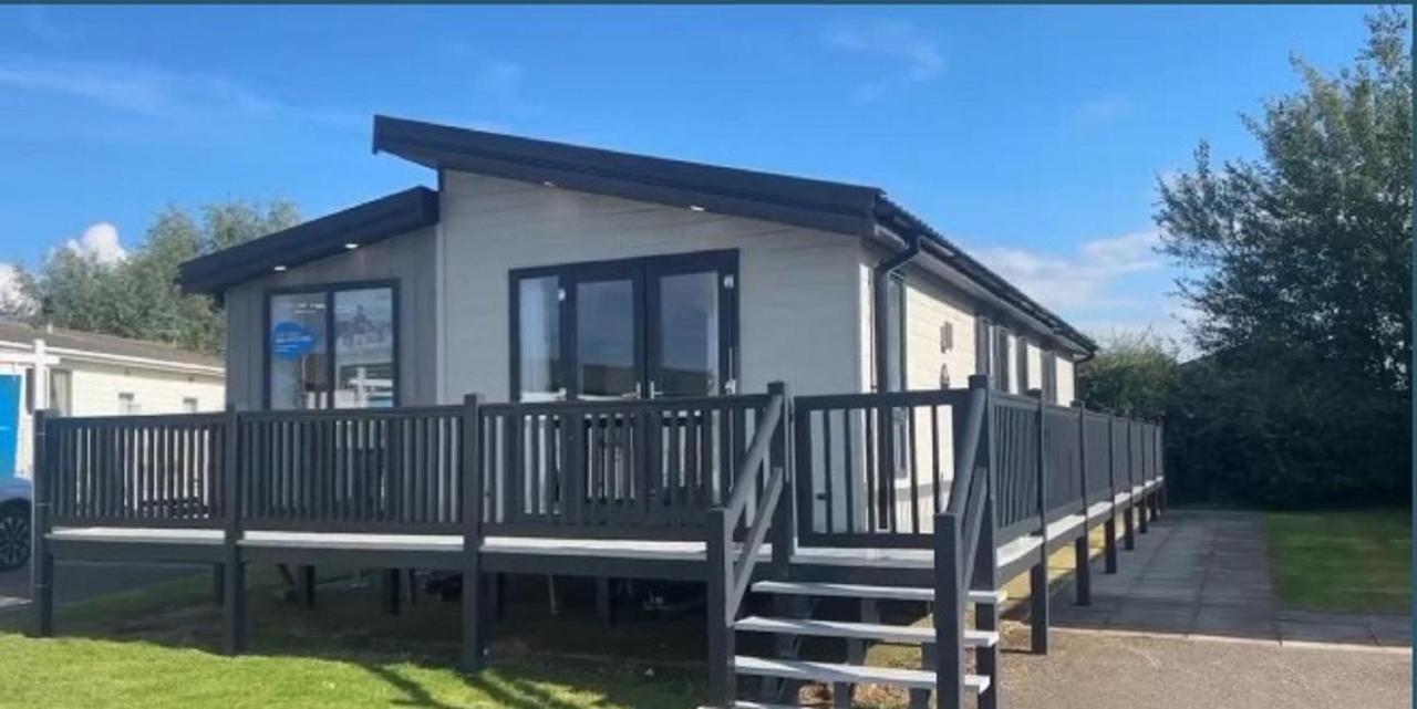 Beautiful Lodge With Full Decking Nearby Hunstanton Beach, Sleeps 6 Ref 23182K - B&B Hunstanton