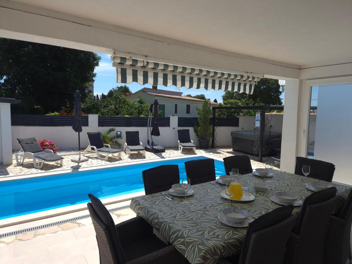 Villa Carnizza - private villa with pool and jacuzzi - B&B Krnica