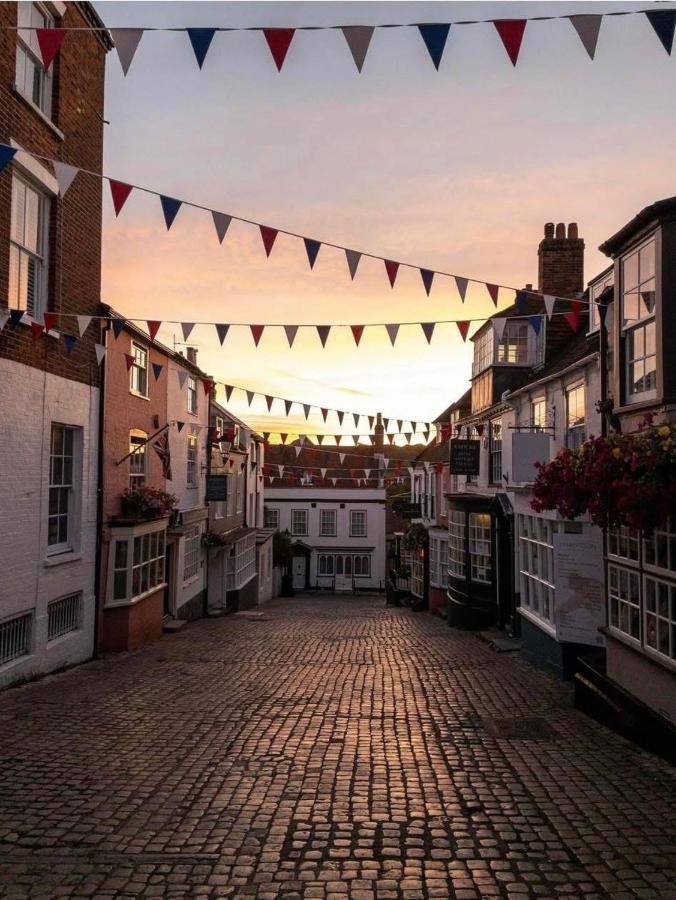 Lymington- Hidden Courtyard Retreat in Central Lymington - Chambres d'hôtes Lymington