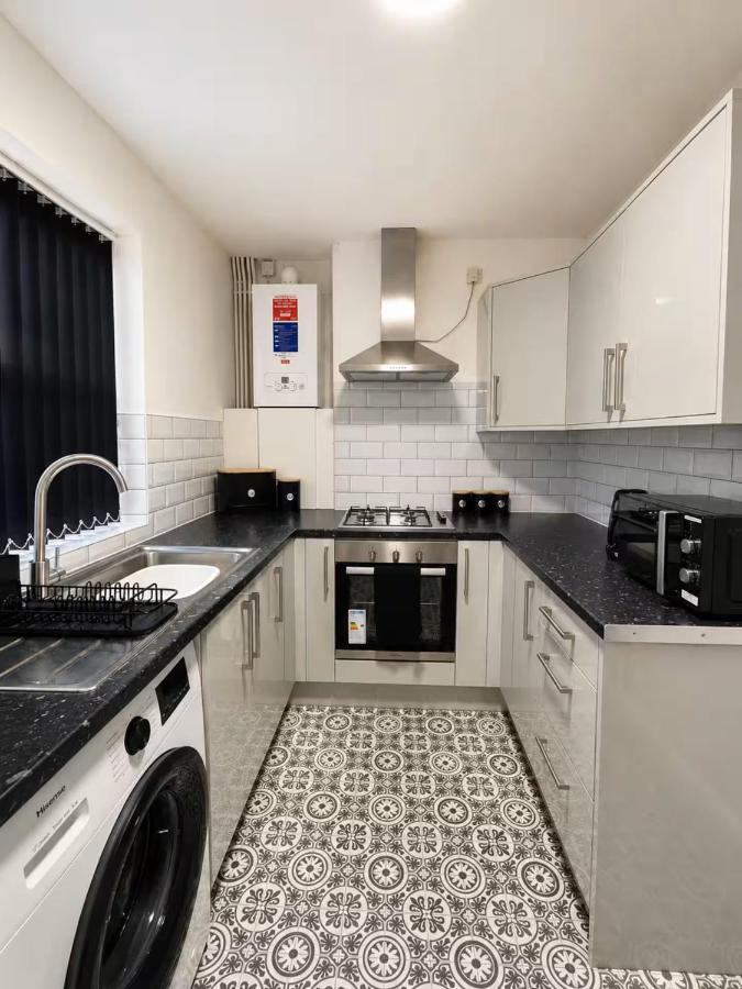 Comfortable 3BR Home with Free Parking, Fast Wi-Fi & Great Transport Links - B&B Smethwick
