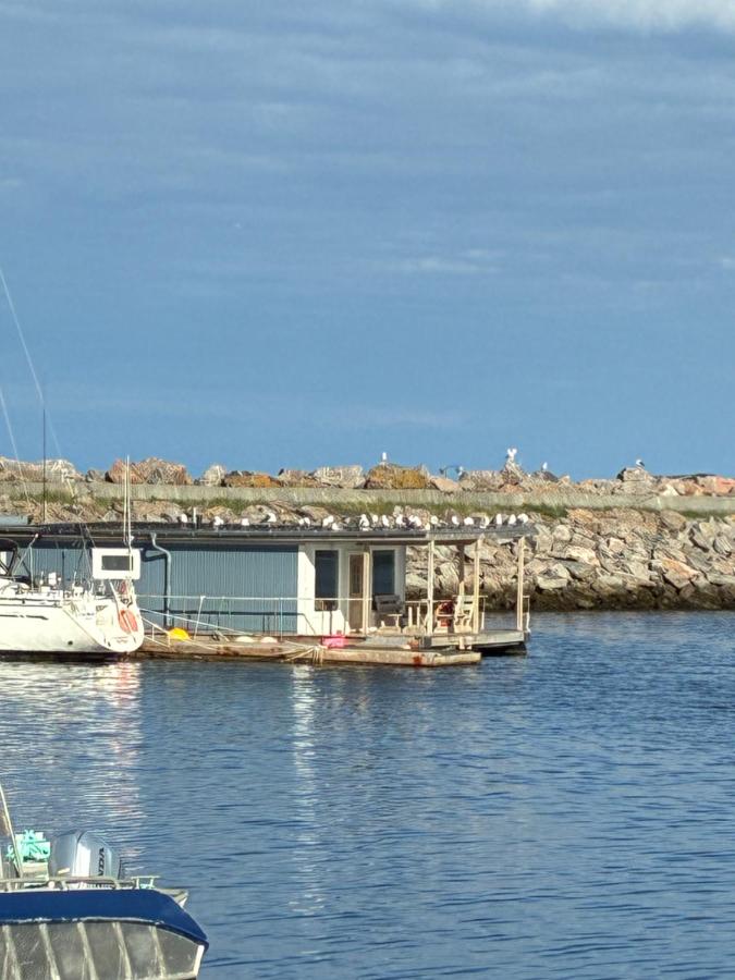 Sætervika Floating home - Bed and Breakfast Hosen