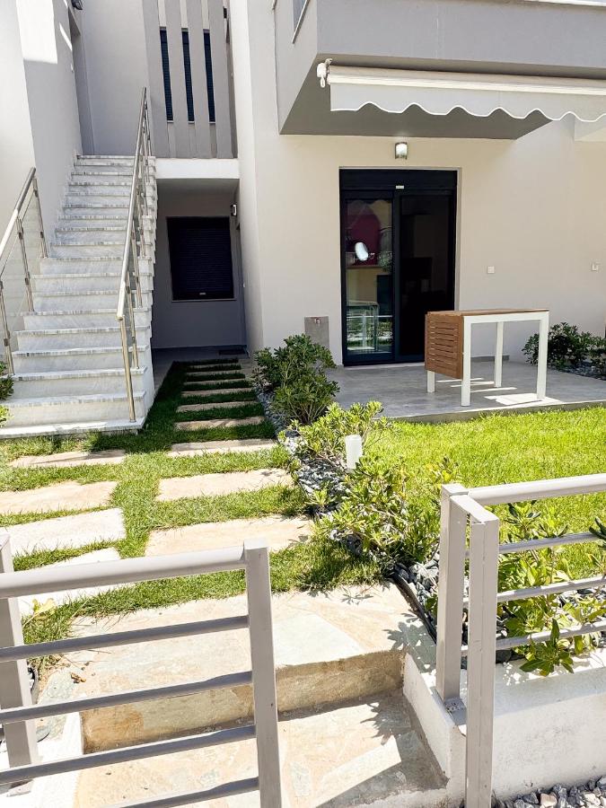 Paralia Ofriniou Oasis Apartment with Swimming Pool Access and Starlink WIFI - Chambres d'hôtes Orfánio