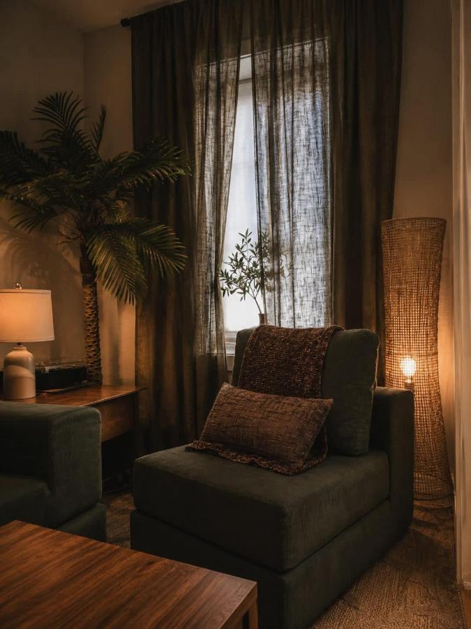 Designer Hideaway Private Patio near Wicker Park - B&B Chicago