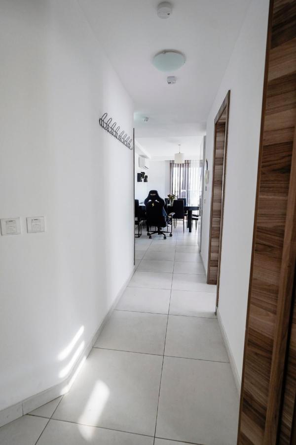 Central Penthouse with massive terrace - B&B San Ġwann