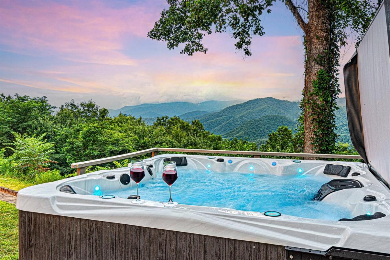 Mountaintop Villa with 360 View, Theater, Hot Tub - B&B Bryson City