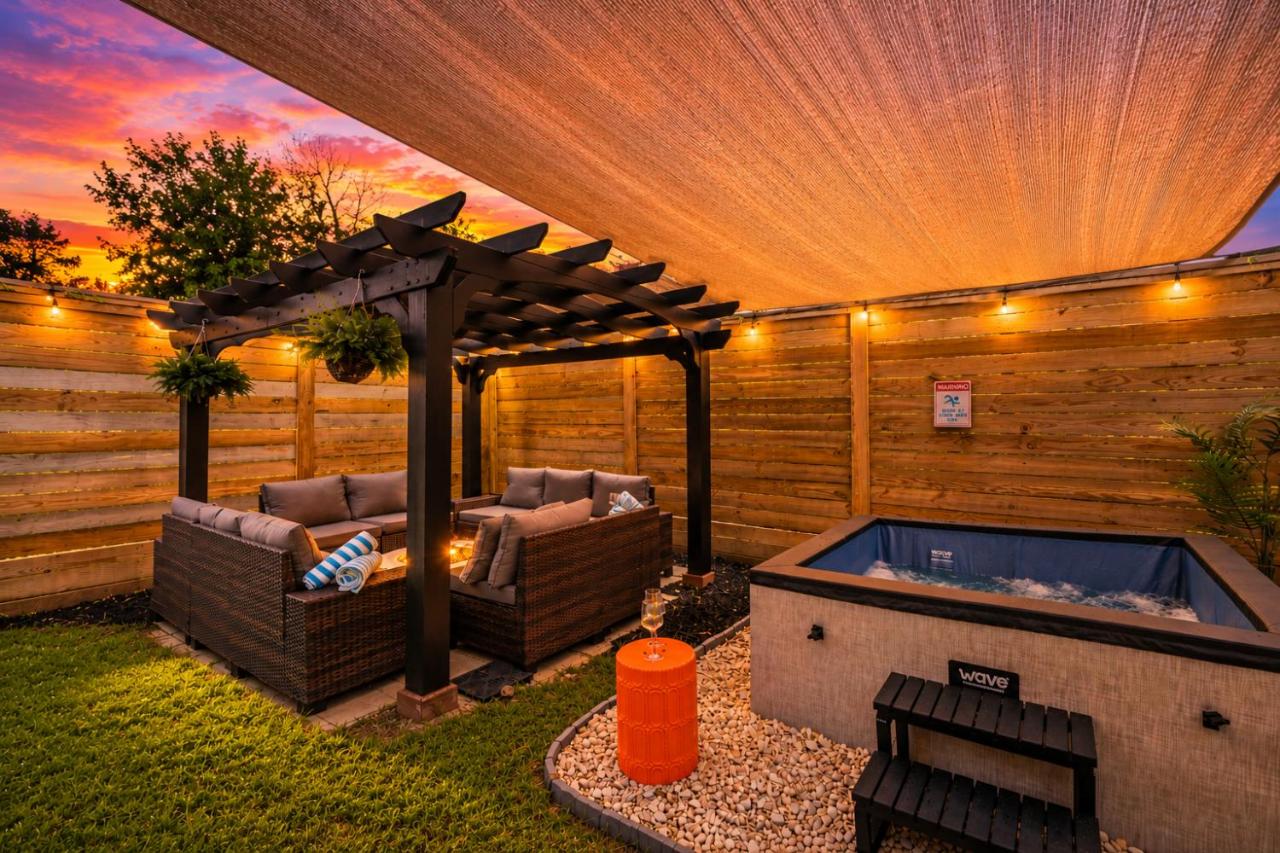 Downtown Luxe Retreat - King Bed, Pool, Pong, Billiards, Grill & FREE Coffee - Chambres d'hôtes Houston
