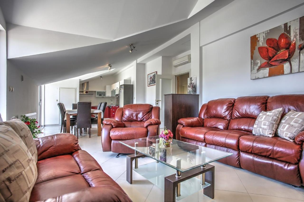 Apartamento de 2 dormitorios con balcón y vistas al mar