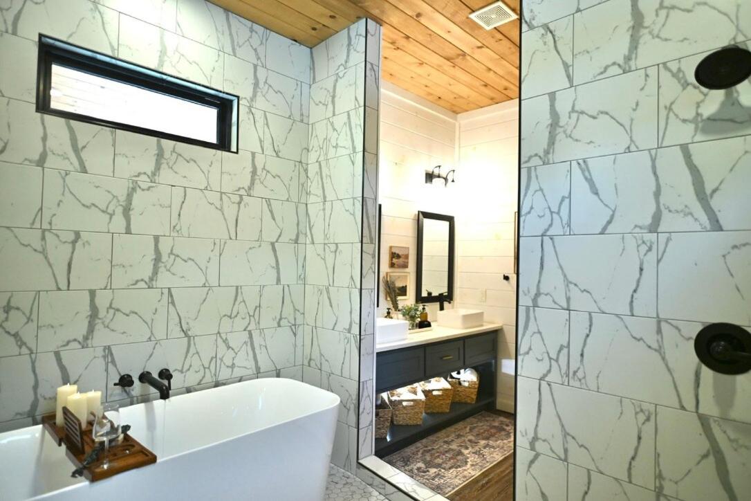 Summit Sky Treetop Views Hot Tub Pavilion Sleeps 6 - Bed and Breakfast Broken Bow